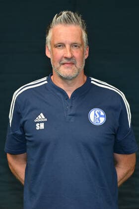 Torwarttrainer Simon Henzler; FC Schalke 04; 1.BL, Porträttermin 2022 2023 Gelsenkirchen Nordrhein-Westfalen Deutschland