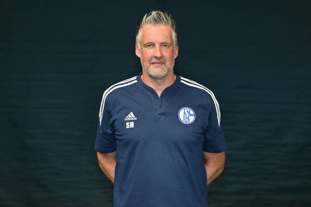 Torwarttrainer Simon Henzler; FC Schalke 04; 1.BL, Porträttermin 2022 2023 Gelsenkirchen Nordrhein-Westfalen Deutschland