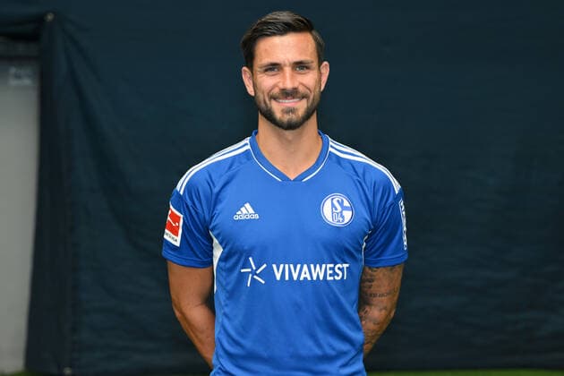 Danny Latza; FC Schalke 04; 1.BL, Porträttermin 2022 2023 Gelsenkirchen Nordrhein-Westfalen Deutschland