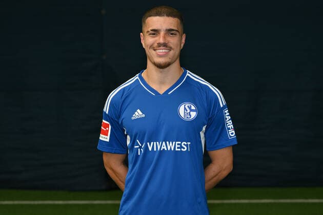 Blendi Idrizi; FC Schalke 04; 1.BL, Porträttermin 2022 2023 Gelsenkirchen Nordrhein-Westfalen Deutschland