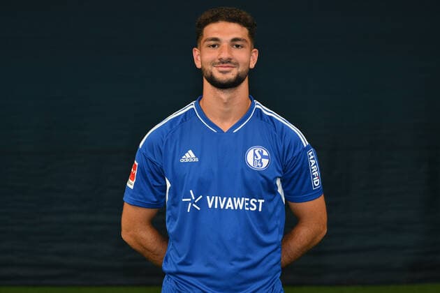Kerim Calhanoglu; FC Schalke 04; 1.BL, Porträttermin 2022 2023 Gelsenkirchen Nordrhein-Westfalen Deutschland