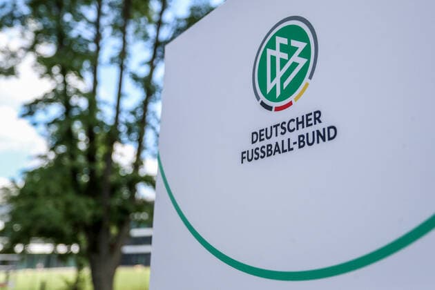 Fussball, DFB Eröffnung vom DFB Campus in Frankfurt am Main 30.06.2022, DFB Campus Ein Schild mit dem DFB Logo vor der neuen DFB Zentrale und Campus Foto: Herbertz Nico Herbertz Frankfurt DFB Campus Hessen Deutschland