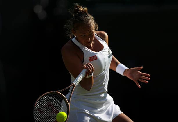 (220701) -- LONDON, July 1, 2022 -- Lesley Pattinama Kerkhove competes during the women s singles second round match between Iga Swiatek of Poland and Lesley Pattinama Kerkhove of the Netherlands at Wimbledon Tennis Championship in London, Britain, on June 30, 2022. ) (SP)BRITAIN-LONDON-TENNIS-WIMBLEDON-WOMEN S SINGLES HanxYan 