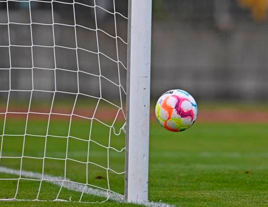 28.06.2022, Fussball 1. Bundesliga 2022 2023, Testspiel, Schwaben Augsburg - FC Augsburg, im Rosenau-Stadion Augsburg. der Spielball Derbystar klatscht an den Torpfosten. *** 28 06 2022, Football 1 Bundesliga 2022 2023, test match, Schwaben Augsburg FC Augsburg, at Rosenau Stadion Augsburg the match ball Derbystar claps against the goalposts