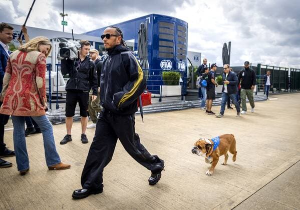 SILVERSTONE - Lewis Hamilton (Mercedes) with his dog Roscoe in the paddock prior to practice 1 leading up to the F1 Grand Prix of Great Britain at Silverstone on July 1, 2022 in Silverstone, England. REMKO DE WAAL F1 Grand Prix of Great Britain - Practice 1 2022 xVIxANPxSportx xxANPxIVx