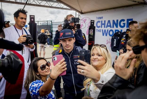 SILVERSTONE - Max Verstappen (Oracle Red Bull Racing) prior to practice 1 leading up to the F1 Grand Prix of Great Britain at Silverstone on July 1, 2022 in Silverstone, England. REMKO DE WAAL F1 Grand Prix of Great Britain - Practice 1 2022 xVIxANPxSportx xxANPxIVx