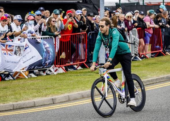 SILVERSTONE - Sebastian Vettel (Aston Martin) prior to practice 1 leading up to the F1 Grand Prix of Great Britain at Silverstone on July 1, 2022 in Silverstone, England. REMKO DE WAAL F1 Grand Prix of Great Britain - Practice 1 2022 xVIxANPxSportx xxANPxIVx