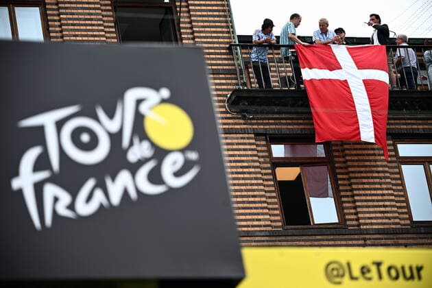 Sport Themen der Woche KW26 Sport Bilder des Tages Illustration picture shows the logo of the Tour de France during the first stage of the Tour de France cycling race, a 13 km individual time trial in and around Copenhagen, Denmark, Friday 01 July 2022. This year s Tour de France takes place from 01 to 24 July 2022 and starts with three stages in Denmark. JASPERxJACOBS  x36922557x