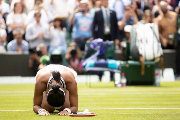 Mandatory Credit: Photo by Ella Ling Shutterstock (13012398bn) Heather Watson celebrates winning her 3rd round match Wimbledon Tennis Championships, Day 5, The All England Lawn Tennis and Croquet Club, London, UK - 01 Jul 2022 Wimbledon Tennis Championships, Day 5, The All England Lawn Tennis and Croquet Club, London, UK - 01 Jul 2022  Copyright: xEllaxLing Shutterstockx 13012398bn