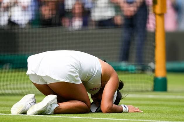 Mandatory Credit: Photo by Dave Shopland Shutterstock (13010735az) Heather Watson celebrates after winning her 3rd round match Wimbledon Tennis Championships, Day 5, The All England Lawn Tennis and Croquet Club, London, UK - 01 Jul 2022 Wimbledon Tennis Championships, Day 5, The All England Lawn Tennis and Croquet Club, London, UK - 01 Jul 2022  Copyright: xDavexShopland Shutterstockx 13010735az