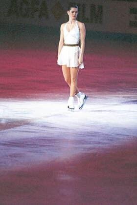 Nancy Kerrigan USA geb. 13.10.1969 begann mit 6 Jahren Eiskunstlauf das Foto eigt sie 1991 bei der Eiskunstlauf-WM Bronze gewann hinter ihrer Landsmännin Tonia Harding mit Platz 2 beide Namen wurden 1994 weltweit bekannt als Kerrigan durch ein Attentat womöglich im Auftrag der Konkurrentin Harding eine schwere Knieverletzung mittels einer Brechstange erlitt hier im Foto war Kerrigan zu Beginn ihrer Profi-Karriere Dritte bei der WM 91 in München geworden Sie gewann später und trot der erwähnten Attacke die Silbermedaille bei der Olmpiade Lillehammer 94 *** Nancy Kerrigan USA born 13 10 1969 began with 6 years figure skating the photo shows it 1991 with the figure skating WM bronze won behind its compatriot Tonia Harding with place 2 both names became 1994 world-wide admits as Kerrigan by an assassination possibly in the order of the competitor Harding a heavy knee injury by means of a crowbar suffered here in the photo Kerrigan at the beginning of its professional career third with the WM 91 in Munich became It won later and despite the mentioned attack the silver medal with the Olmpiade Lillehammer 94