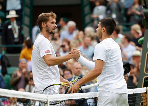 Oscar Otte gratuliert dem Sieger Carlos Alcaraz (ESP) Tennis - Wimbledon 2022 - Grand Slam ITF ATP, Tennis Herren WTA, Tennis Damen - AELTC - London - - Great Britain - 1 July 2022. Copyright: xJuergenxHasenkopfx