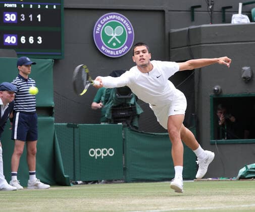 Sport Bilder des Tages Spain s Carlos Alcaraz in action in his third round match against Germany s Oscar Otte on day five of the 2022 Wimbledon championships in London on Friday, July 01, 2022.  LON202207050 HUGOxPHILPOTT