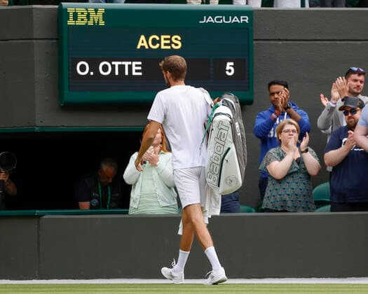 Oscar Otte verlaesst den Platz nach seiner Niederlage Tennis - Wimbledon 2022 - Grand Slam ITF ATP, Tennis Herren WTA, Tennis Damen - AELTC - London - - Great Britain - 1 July 2022. Copyright: xJuergenxHasenkopfx