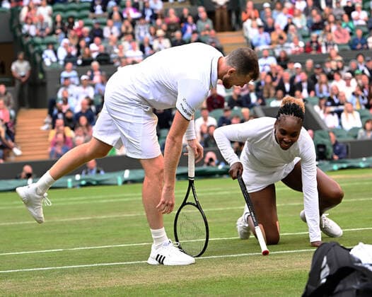Sport Themen der Woche KW26 Tennis Championships - Week One - Day Two (Friday) - All England Lawn Tennis Club, Wimbledon - Friday 1st July 2022 Mixed Doubles - Venus Williams (USA) and Jamie Murray (GBR) v Michael Venus and Alicja Rosolska Jamie Murray comes to the rescue after Venus Williams slipped over 