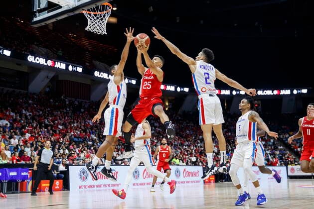 Sport Bilder des Tages Basketball, WM Quali, Kanada - Dominikanische Republik July 1, 2022, Hamilton, ON, CANADA: Canada s Trae Bell-Haynes (25) drives to the net between Dominican Republic s Gelvis Solano (4) and Rigoberto Mendoza (2) during second half FIBA international men s World Cup basketball qualifying action, in Hamilton, Ont., Friday, July 1, 2022. Canada News - July 1, 2022 - ZUMAc35_ 20220701_zaf_c35_285 Copyright: xColexBurstonx