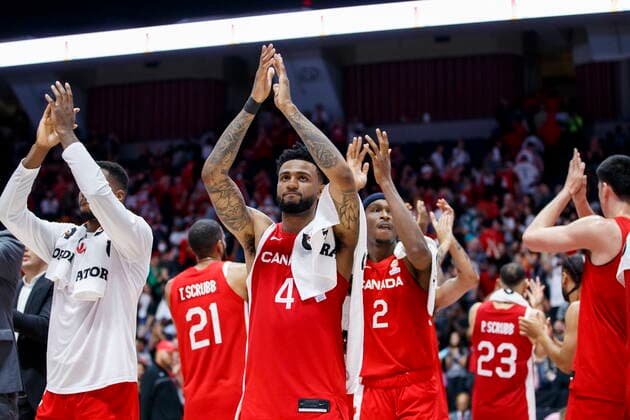 Basketball, WM Quali, Kanada - Dominikanische Republik July 1, 2022, Hamilton, ON, CANADA: Nickeil Alexander-Walker (4) and teammates applaud the crowd after their FIBA international men s World Cup basketball qualifying game victory over Dominican Republic, in Hamilton, Ont., Friday, July 1, 2022. Canada News - July 1, 2022 - ZUMAc35_ 20220701_zaf_c35_292 Copyright: xColexBurstonx