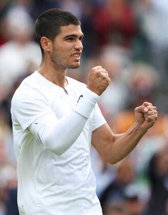 (220702) -- LONDON, July 2, 2022 -- Carlos Alcaraz celebrates after winning the men s singles third round match between Carlos Alcaraz of Spain and Oscar Otte of Germany at Wimbledon Tennis Championship in London, Britain, on July 1, 2022. ) (SP)BRITAIN-LONDON-TENNIS-WIMBLEDON-MEN S SINGLES HanxYan 