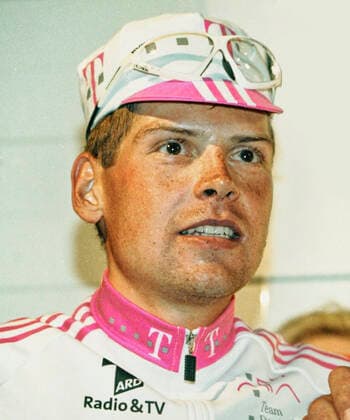 Straßenrennen Nacht von Hannover vor 50000 Zuschauern gewinnt Jan Ullrich vom Team Deutsche Telekom. am 15.08.1998 *** Road race Night of Hannover in front of 50000 spectators wins Jan Ullrich from Team Deutsche Telekom on 15 08 1998