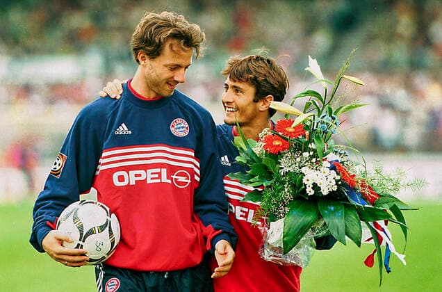 Aus 1. BL. Saison 1998 99 VfL Wolfsburg - Bayern München 0:1 am 15.08.1998. Im Foto: Bixente Lazarazu (mit Blumenstrauß) wurde vor dem Spieler geehrt - li. Thomas Linke *** From 1 BL season 1998 99 VfL Wolfsburg Bayern Munich 0 1 on 15 08 1998 In the photo Bixente Lazarazu with bouquet was honored before the player li Thomas Linke
