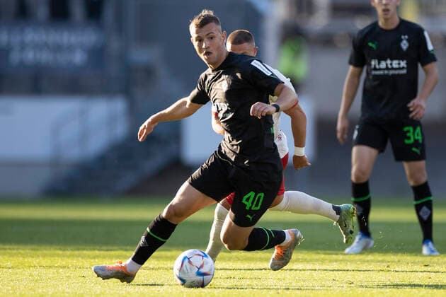 Fußball: 1. Bundesliga, Saison 2022 2023, Testspiel Rot-Weiß Essen - Borussia Mönchengladbach am 01.07.2022 in Essen (Nordrhein-Westfalen). Mönchengladbachs Kushtrim Asallari am Ball Copyright: xKirchner MarcoxSteinbrennerx