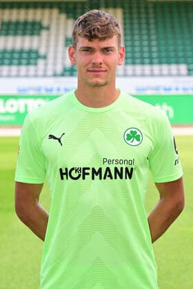 30.06.2022 - SpVgg Greuther Fürth ( Kleeblatt Spielvereinigung ) - 2. Fussball Bundesliga - Saison 2022 2023 - Fototermin Porträttermin Vorstellung Präsentation Pressetermin - - Leon Schaffran (25, SpVgg Greuther Fürth ) Einzelbild Einzelfoto Portrait Porträt Kopfbild