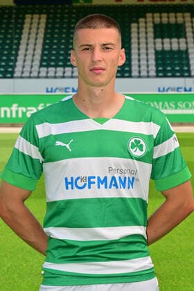 30.06.2022 - SpVgg Greuther Fürth ( Kleeblatt Spielvereinigung ) - 2. Fussball Bundesliga - Saison 2022 2023 - Fototermin Porträttermin Vorstellung Präsentation Pressetermin - - Tobias Raschl (20, SpVgg Greuther Fürth ) Einzelbild Einzelfoto Portrait Porträt Kopfbild