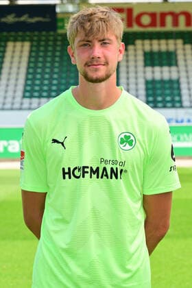 30.06.2022 - SpVgg Greuther Fürth ( Kleeblatt Spielvereinigung ) - 2. Fussball Bundesliga - Saison 2022 2023 - Fototermin Porträttermin Vorstellung Präsentation Pressetermin - - Lasse Schulz ( SpVgg Greuther Fürth ) Einzelbild Einzelfoto Portrait Porträt Kopfbild
