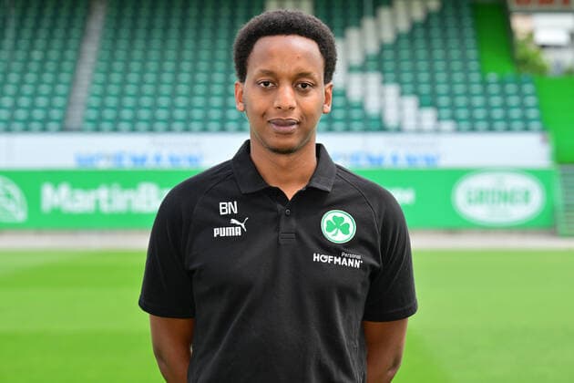 30.06.2022 - SpVgg Greuther Fürth ( Kleeblatt Spielvereinigung ) - 2. Fussball Bundesliga - Saison 2022 2023 - Fototermin Porträttermin Vorstellung Präsentation Pressetermin - - Benjamin Ngarambe (Physio SpVgg Greuther Fürth ) Einzelbild Einzelfoto Portrait Porträt Kopfbild