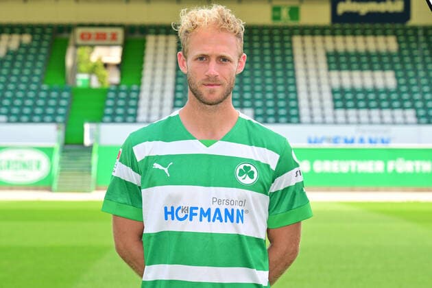 30.06.2022 - SpVgg Greuther Fürth ( Kleeblatt Spielvereinigung ) - 2. Fussball Bundesliga - Saison 2022 2023 - Fototermin Porträttermin Vorstellung Präsentation Pressetermin - - Sebastian Griesbeck (22, SpVgg Greuther Fürth ) Einzelbild Einzelfoto Portrait Porträt Kopfbild