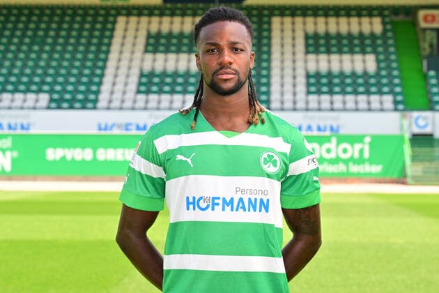 30.06.2022 - SpVgg Greuther Fürth ( Kleeblatt Spielvereinigung ) - 2. Fussball Bundesliga - Saison 2022 2023 - Fototermin Porträttermin Vorstellung Präsentation Pressetermin - - Gideon Jung ( 23, SpVgg Greuther Fürth ) Einzelbild Einzelfoto Portrait Porträt Kopfbild