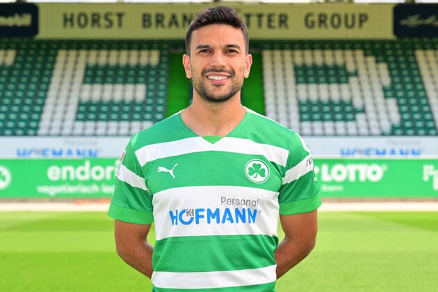 30.06.2022 - SpVgg Greuther Fürth ( Kleeblatt Spielvereinigung ) - 2. Fussball Bundesliga - Saison 2022 2023 - Fototermin Porträttermin Vorstellung Präsentation Pressetermin - - Oussama Haddadi (5, SpVgg Greuther Fürth ) Einzelbild Einzelfoto Portrait Porträt Kopfbild