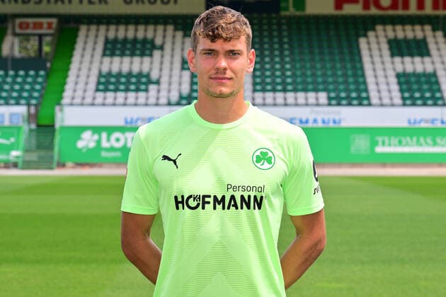30.06.2022 - SpVgg Greuther Fürth ( Kleeblatt Spielvereinigung ) - 2. Fussball Bundesliga - Saison 2022 2023 - Fototermin Porträttermin Vorstellung Präsentation Pressetermin - - Leon Schaffran (25, SpVgg Greuther Fürth ) Einzelbild Einzelfoto Portrait Porträt Kopfbild