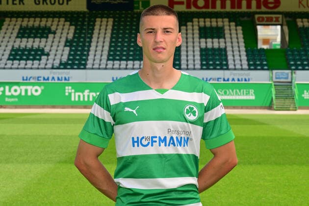 30.06.2022 - SpVgg Greuther Fürth ( Kleeblatt Spielvereinigung ) - 2. Fussball Bundesliga - Saison 2022 2023 - Fototermin Porträttermin Vorstellung Präsentation Pressetermin - - Tobias Raschl (20, SpVgg Greuther Fürth ) Einzelbild Einzelfoto Portrait Porträt Kopfbild