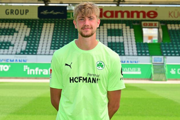 30.06.2022 - SpVgg Greuther Fürth ( Kleeblatt Spielvereinigung ) - 2. Fussball Bundesliga - Saison 2022 2023 - Fototermin Porträttermin Vorstellung Präsentation Pressetermin - - Lasse Schulz ( SpVgg Greuther Fürth ) Einzelbild Einzelfoto Portrait Porträt Kopfbild