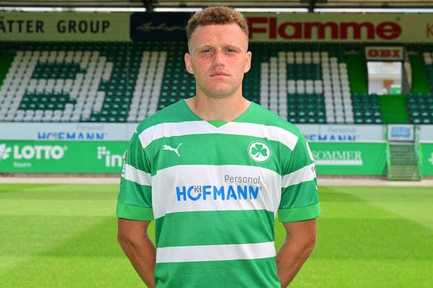 30.06.2022 - SpVgg Greuther Fürth ( Kleeblatt Spielvereinigung ) - 2. Fussball Bundesliga - Saison 2022 2023 - Fototermin Porträttermin Vorstellung Präsentation Pressetermin - - Oliver Fobassam Nawe (19, SpVgg Greuther Fürth ) Einzelbild Einzelfoto Portrait Porträt Kopfbild