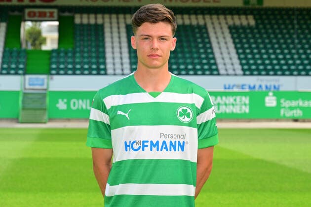 30.06.2022 - SpVgg Greuther Fürth ( Kleeblatt Spielvereinigung ) - 2. Fussball Bundesliga - Saison 2022 2023 - Fototermin Porträttermin Vorstellung Präsentation Pressetermin - - Sidney Raebiger (6, SpVgg Greuther Fürth ) Einzelbild Einzelfoto Portrait Porträt Kopfbild