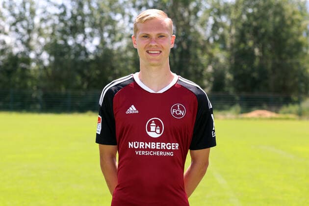 30.06.2022 - 1. FC Nürnberg FCN Club - Saison 2022 2023 - Fototermin Porträttermin Pressetermin Präsentation - Einzelbild Einzelfoto Portrait Porträt Kopfbild - DaMa - Louis Breunig (32, 1. FC Nürnberg FCN ) Einzelbild Einzelfoto Portrait Porträt Kopfbild
