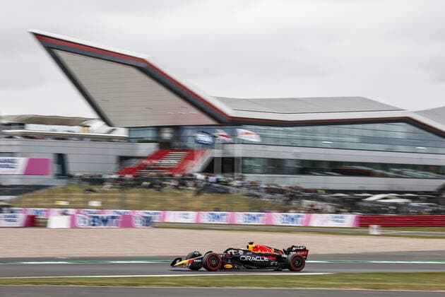 01 VERSTAPPEN Max (nld), Red Bull Racing RB18, action during the Formula 1 Lenovo British Grand Prix 2022, 10th round of the 2022 FIA Formula One World Championship, WM, Weltmeisterschaft on the Silverstone Circuit, from July 1 to 3, 2022 in Silverstone, United Kingdom - F1 - BRITISH GRAND PRIX 2022 DPPI Panoramic  00122024__R5_5327