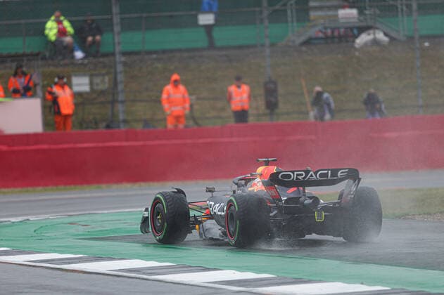 01 VERSTAPPEN Max (nld), Red Bull Racing RB18, action during the Formula 1 Lenovo British Grand Prix 2022, 10th round of the 2022 FIA Formula One World Championship, WM, Weltmeisterschaft on the Silverstone Circuit, from July 1 to 3, 2022 in Silverstone, United Kingdom - F1 - BRITISH GRAND PRIX 2022 DPPI Panoramic  GOOD9711
