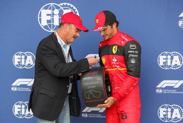 FORMULA 1 LENOVO BRITISH GRAND PRIX 2022, 02 2022 Nigel Mansell signing the tyre with Carlos Sainz 55 (SPA), Scuderia Ferrari F1-75 pole position in Qualifying during the FORMULA 1 LENOVO BRITISH GRAND PRIX at Silverstone Circuit, Silverstone, United Kingdom on 2 July 2022 Editorial Use Only Copyright: xPhilxDuncanx ESM-0555-0010
