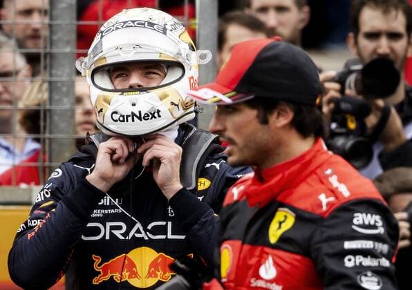 SILVERSTONE - Max Verstappen (Oracle Red Bull Racing) and Carlos Sainz (Ferrari) after qualifying ahead of the F1 Grand Prix of Great Britain at Silverstone on July 2, 2022 in Silverstone, England. REMKO DE WAAL F1 Grand Prix of Great Britain - Qualifying 2022 xVIxANPxSportx xxANPxIVx