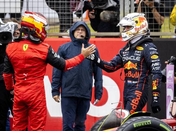 SILVERSTONE - Max Verstappen (Oracle Red Bull Racing) and Carlos Sainz (Ferrari) after qualifying ahead of the F1 Grand Prix of Great Britain at Silverstone on July 2, 2022 in Silverstone, England. REMKO DE WAAL F1 Grand Prix of Great Britain - Qualifying 2022 xVIxANPxSportx xxANPxIVx
