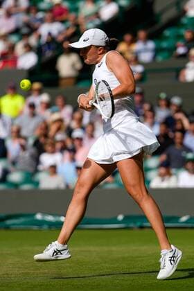 Mandatory Credit: Photo by Dave Shopland Shutterstock (13012402dv) Iga Swiatek during her third round match Wimbledon Tennis Championships, Day 6, The All England Lawn Tennis and Croquet Club, London, UK - 02 Jul 2022 Wimbledon Tennis Championships, Day 6, The All England Lawn Tennis and Croquet Club, London, UK - 02 Jul 2022  Copyright: xDavexShopland Shutterstockx 13012402dv