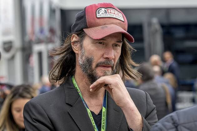 Bilder des Jahres 2022, Sport 07 Juli Sport Themen der Woche KW26 Silverstone - 02-07-2022, Silverstone Circuit, Keanu Reeves at the Formula 1 British Grand Prix Saturday, Formula 1 British Grand Prix Saturday  x17277373x Copyright:
