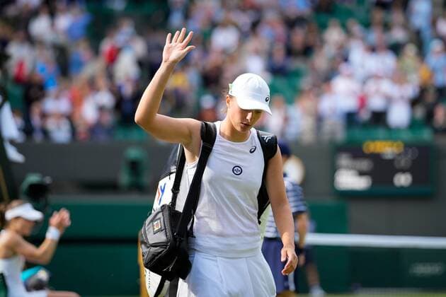 Sport Bilder des Tages Mandatory Credit: Photo by Dave Shopland Shutterstock (13012402fo) Iga Swiatek walk off court after winning her 3rd round match Wimbledon Tennis Championships, Day 6, The All England Lawn Tennis and Croquet Club, London, UK - 02 Jul 2022 Wimbledon Tennis Championships, Day 6, The All England Lawn Tennis and Croquet Club, London, UK - 02 Jul 2022  Copyright: xDavexShopland Shutterstockx 13012402fo