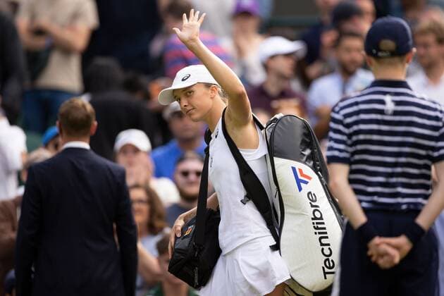 Mandatory Credit: Photo by Ella Ling Shutterstock (13012401ct) Iga Swiatek waves to the crowd after losing her 3rd round match Wimbledon Tennis Championships, Day 6, The All England Lawn Tennis and Croquet Club, London, UK - 02 Jul 2022 Wimbledon Tennis Championships, Day 6, The All England Lawn Tennis and Croquet Club, London, UK - 02 Jul 2022  Copyright: xEllaxLing Shutterstockx 13012401ct