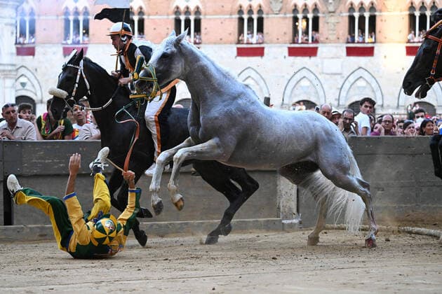 Bilder des Jahres 2022, Sport 07 Juli Sport Themen der Woche KW26 Sport Bilder des Tages July 2, 2022, Siena, Italy: Italian jockey Stefano Piras, who races for the Bruco district, falls during a false start of his horse Uragano Rosso during the historical Italian horse race Palio di Siena Siena, Italy, 02 July 2022. ANSA Siena Italy - ZUMAa110 20220702_zaf_a110_038 Copyright: xClaudioxGiovanninix