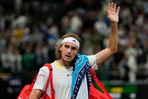Mandatory Credit: Photo by Dave Shopland Shutterstock (13012402jm) Stefanos Tsitsipas waves to the crowd after losing his third round match Wimbledon Tennis Championships, Day 6, The All England Lawn Tennis and Croquet Club, London, UK - 02 Jul 2022 Wimbledon Tennis Championships, Day 6, The All England Lawn Tennis and Croquet Club, London, UK - 02 Jul 2022  Copyright: xDavexShopland Shutterstockx 13012402jm