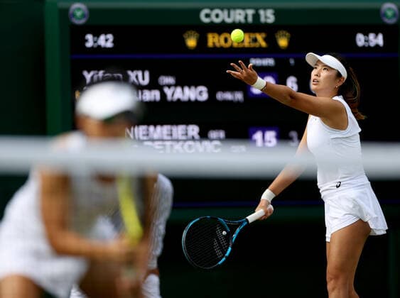 (220703) -- LONDON, July 3, 2022 -- Xu Yifan Yang Zhaoxuan (R) compete during the women s doubles second round match between Xu Yifan Yang Zhaoxuan of China and Jule Niemeier Andrea Petkovic of Germany at Wimbledon Tennis Championship in London, Britain, on July 2, 2022. ) (SP)BRITAIN-LONDON-TENNIS-WIMBLEDON-WOMEN S DOUBLES LixYing 